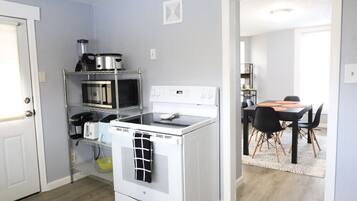 Frigorífico, microondas, horno y placa de cocina