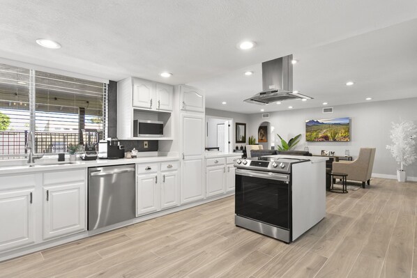 Kühlschrank, Mikrowelle, Herdplatte, Geschirrspüler