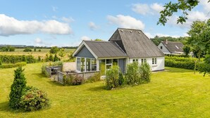 A house with a large lawn, a deck, and a small garden area. - "Thrine" - 24km from the sea by Interhome (Bredebro)