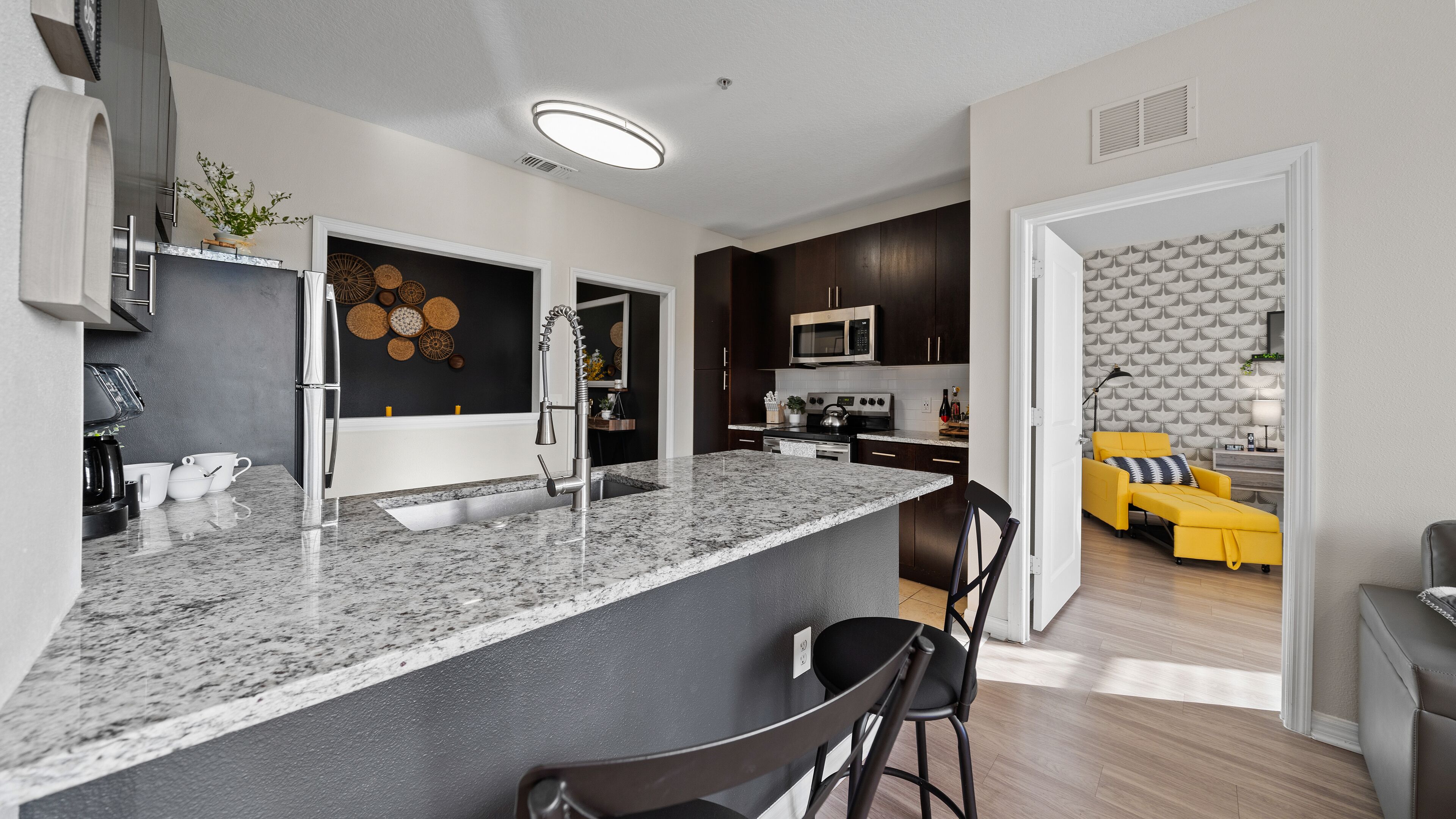 Kühlschrank, Mikrowelle, Ofen, Herdplatte