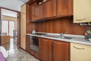 Geladeira, fogão, cafeteira/chaleira