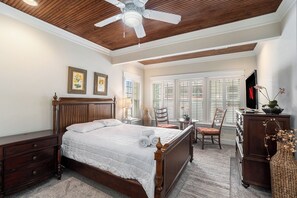 2 bedrooms, internet - 🌊 Lake Effect – Channel Views • Pool • Deck • Steps to Beach & Downtown ➠ 27 (Grand Haven)