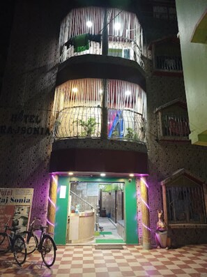 Fachada da propriedade à noite