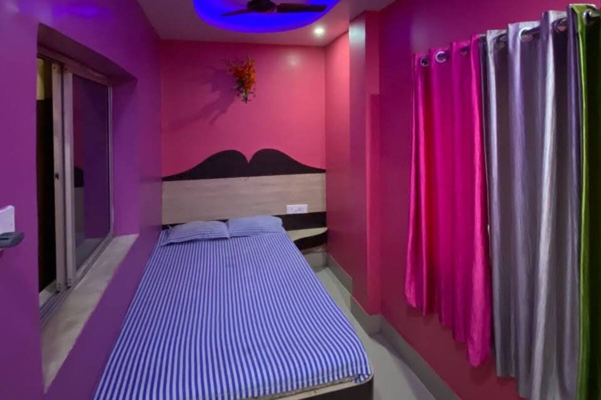 Desk, soundproofing, free WiFi, bed sheets