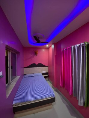 Desk, soundproofing, free WiFi, bed sheets - Goroomgo Raj Sonia Digha (Kanthi)