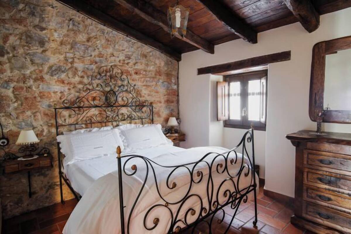 2 bedrooms, Egyptian cotton sheets, premium bedding, down comforters