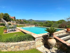 Una piscina al aire libre de temporada