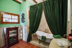 Hair dryer, towels, soap, shampoo - Masia Can Viver - Olive oil tourism B&B (Bigues I Riells)