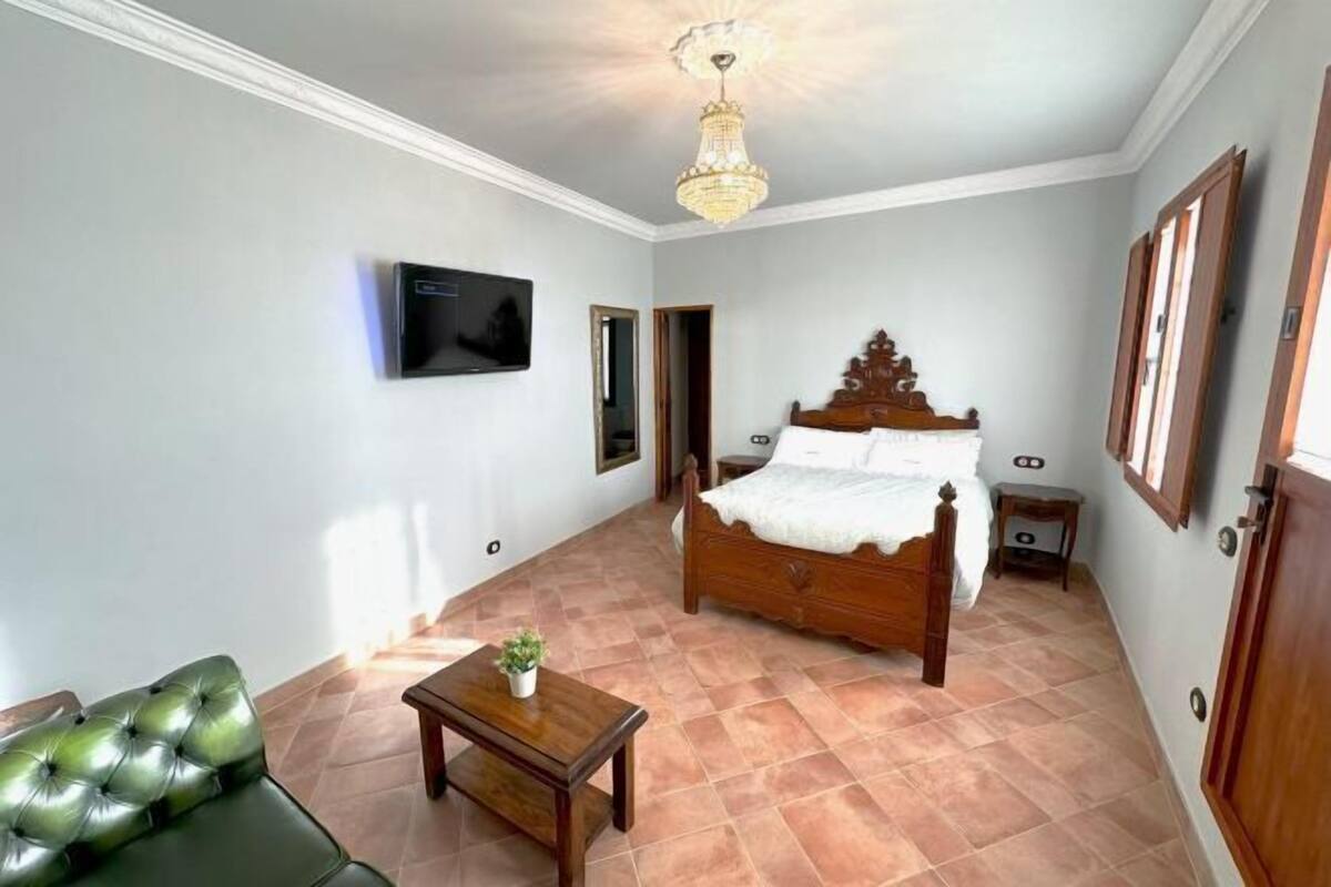 2 bedrooms, Egyptian cotton sheets, premium bedding, down comforters