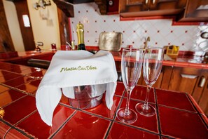 Appartement supérieur, 1 grand lit et 1 canapé-lit, salle de bain attenante, vue sur le jardin | Cuisine privée | Bouilloire électrique