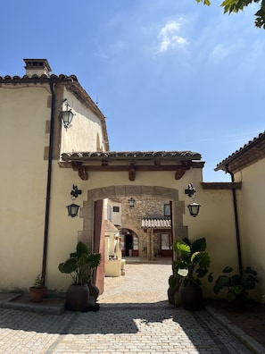 Property entrance - Masia Can Viver - Olive oil tourism B&B (Bigues I Riells)