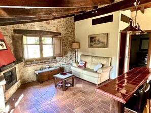 高级公寓, 1 张大床和 1 张沙发床, 独立浴室, 花园景观 | 客厅 | 42-英寸智能电视 （配备数码频道）、DVD 播放器