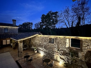 Courtyard - Masia Can Viver - Olive oil tourism B&B (Bigues I Riells)