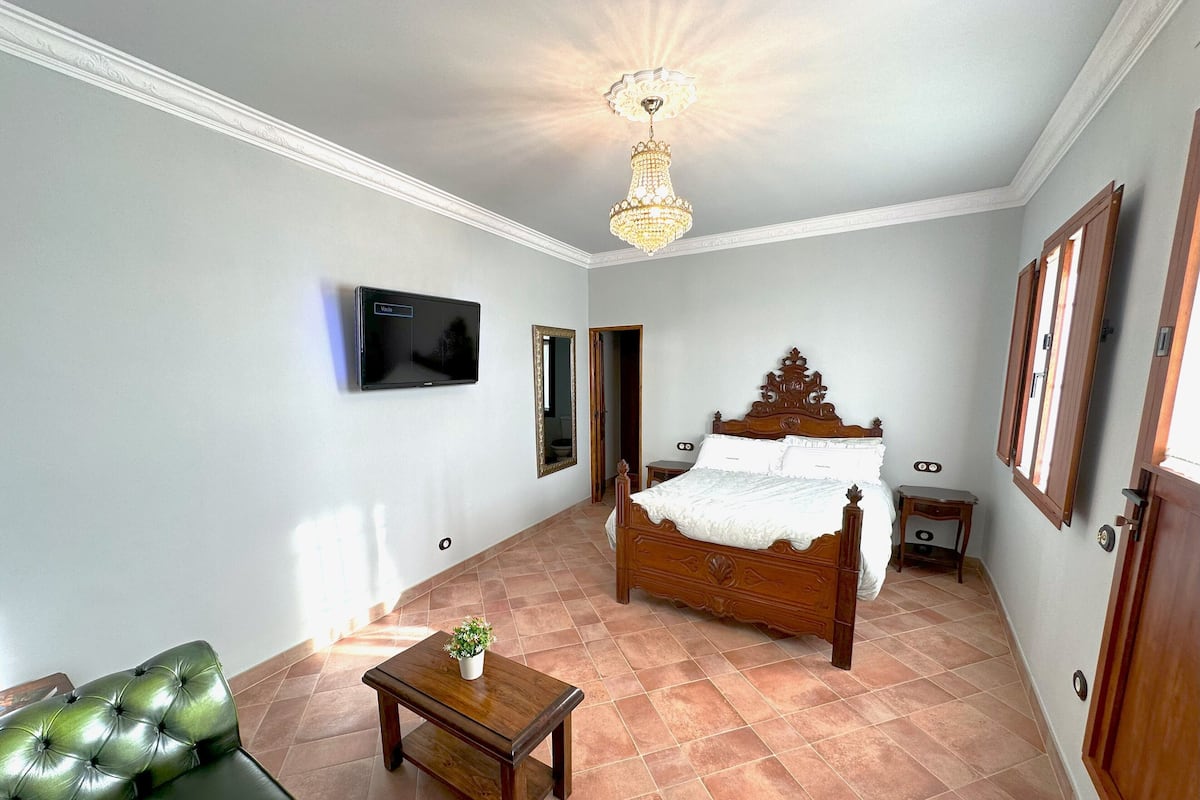 Kamar Deluks | Seprai katun Mesir, seprai premium, selimut bulu angsa, dan meja kerja
