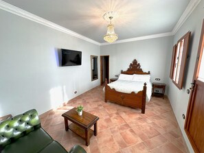 华丽客房 | 埃及棉床单、高档床上用品、羽绒被、办公桌