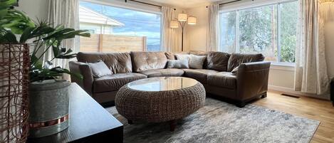 Smart-TV, Kamin, Tischtennisplatte, Bücher