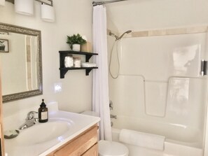 Ducha, secador de pelo, toallas y jabón