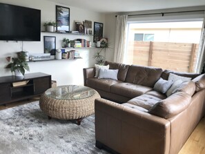 Una Smart TV, una chimenea, una mesa de tenis de mesa, libros