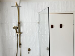 Een douche, een haardroger, handdoeken, zeep