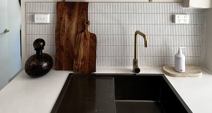 Your home away from home in Melbourne(with parking)