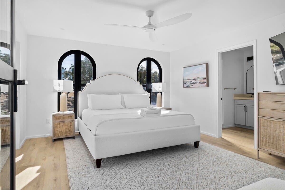 2 多间卧室、办公桌、熨斗/熨衣板、旅行婴儿床