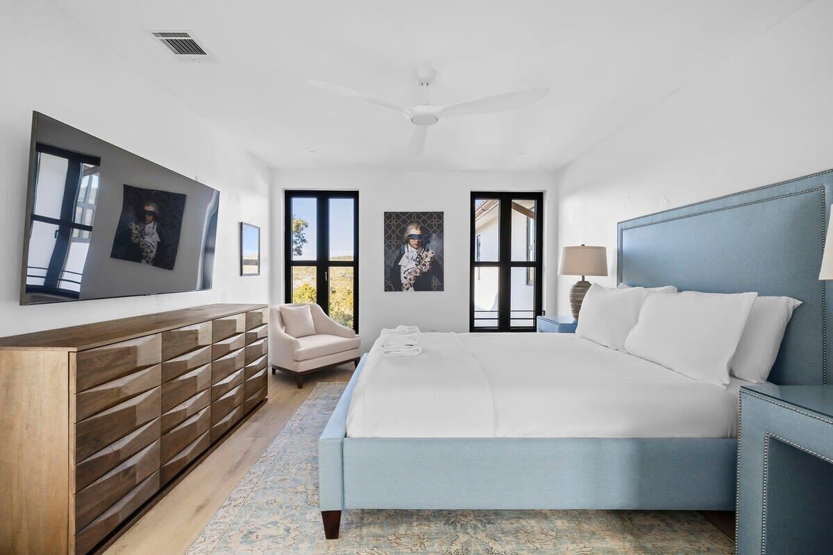 2 bedrooms, desk, iron/ironing board, travel cot