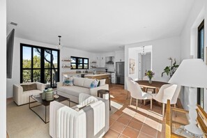 Televisión, chimenea, oficina