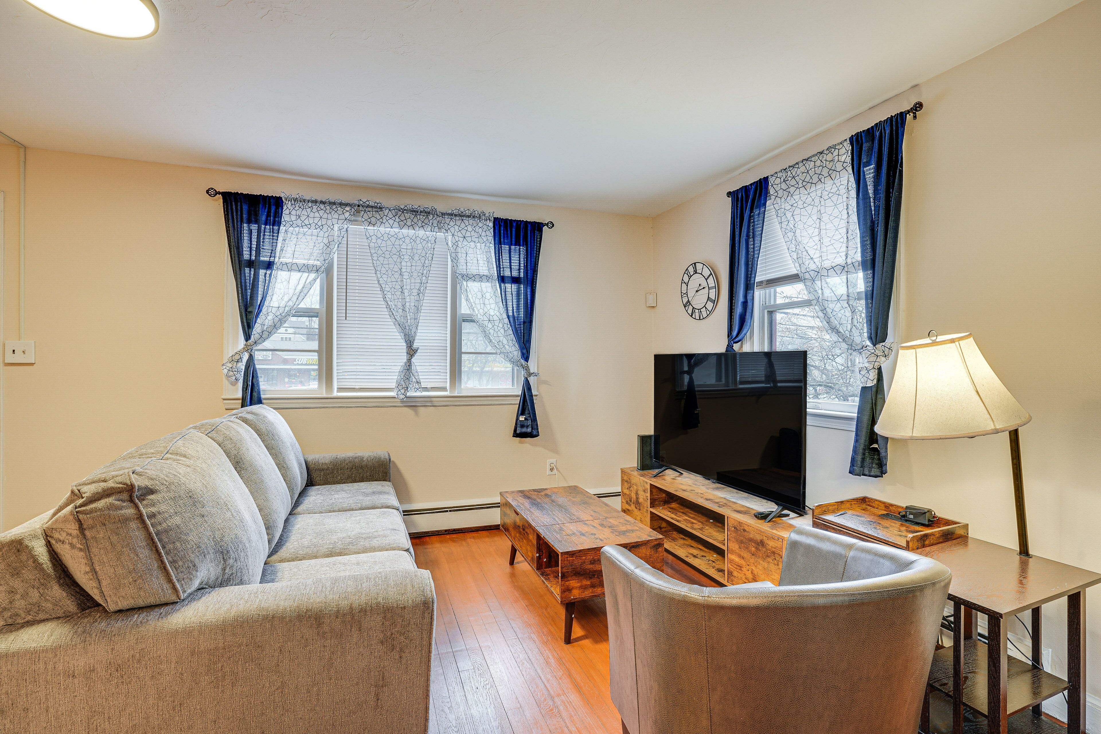 Pet-Friendly Burlington Home: 17 Mi to Boston!