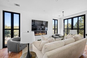 Fernseher, Kamin, Arbeitsbereiche