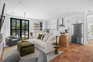 TV, lareira, escritórios