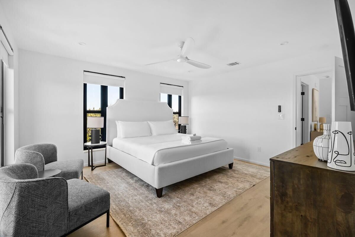 3 bedrooms, desk, iron/ironing board, travel crib