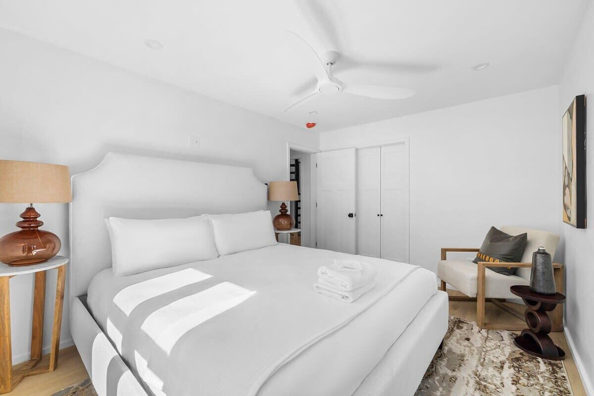 3 bedrooms, desk, iron/ironing board, travel crib