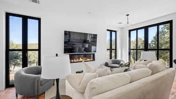 Televisión, chimenea y oficina