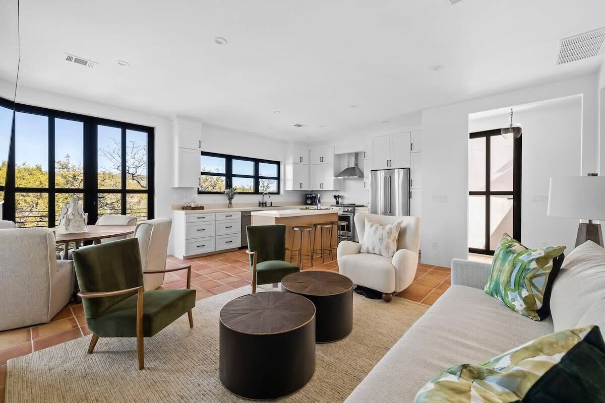 Tv, eldstad och kontor