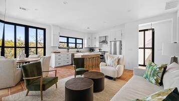 Tv, eldstad och kontor