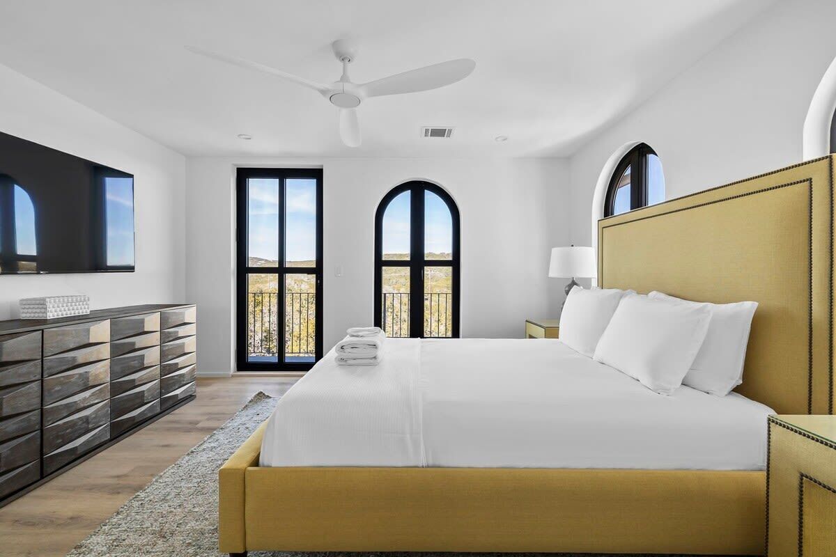 2 sovrum, skrivbord, strykjärn/strykbräda och resesäng