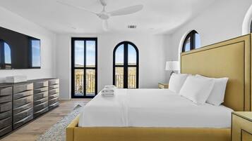 2 sovrum, skrivbord, strykjärn/strykbräda och resesäng