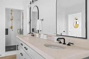 Douche, séchoir à cheveux, serviettes fournies, shampooing