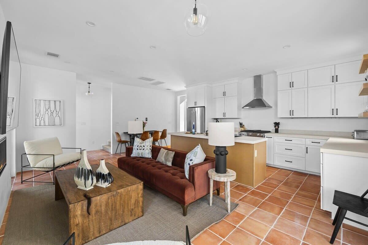 TV, fireplace, offices