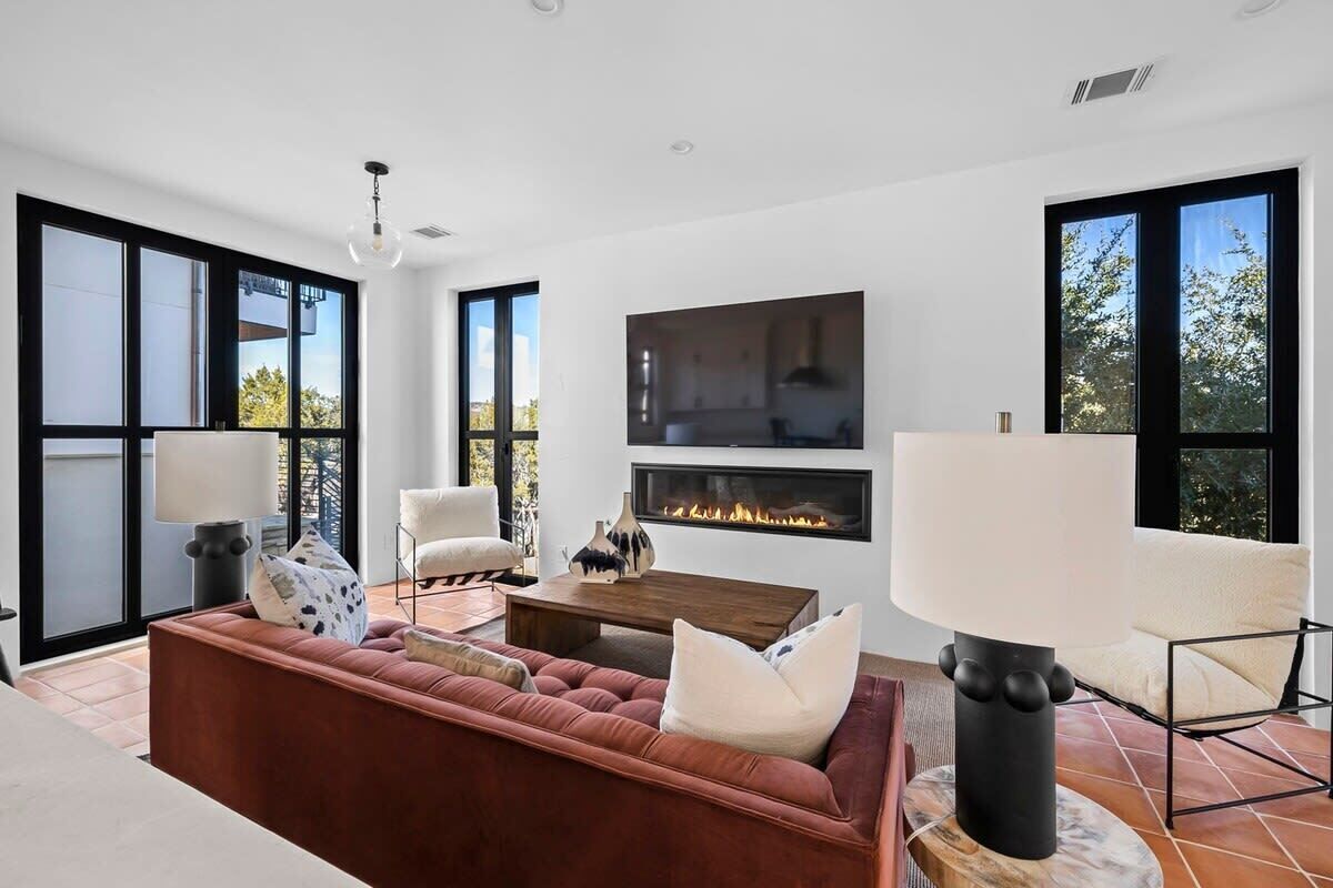 Tv, eldstad och kontor