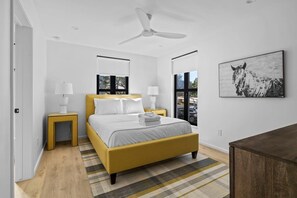 2 Schlafzimmer, Schreibtisch, Bügeleisen/Bügelbrett, Reisekinderbett