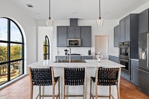 雪櫃、微波爐、焗爐、爐具