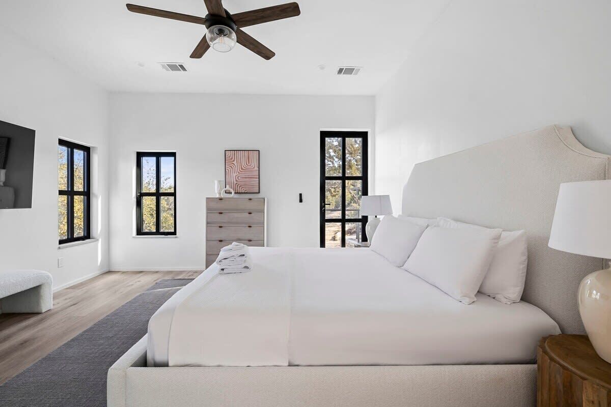 3 bedrooms, desk, iron/ironing board, travel cot