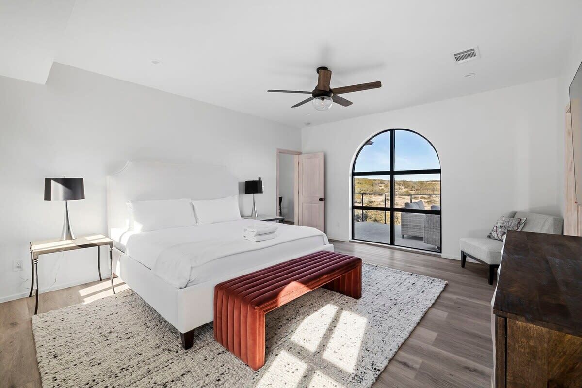 3 sovrum, skrivbord, strykjärn/strykbräda och resesäng