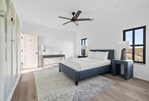 3 habitaciones, escritorio y tabla de planchar con plancha