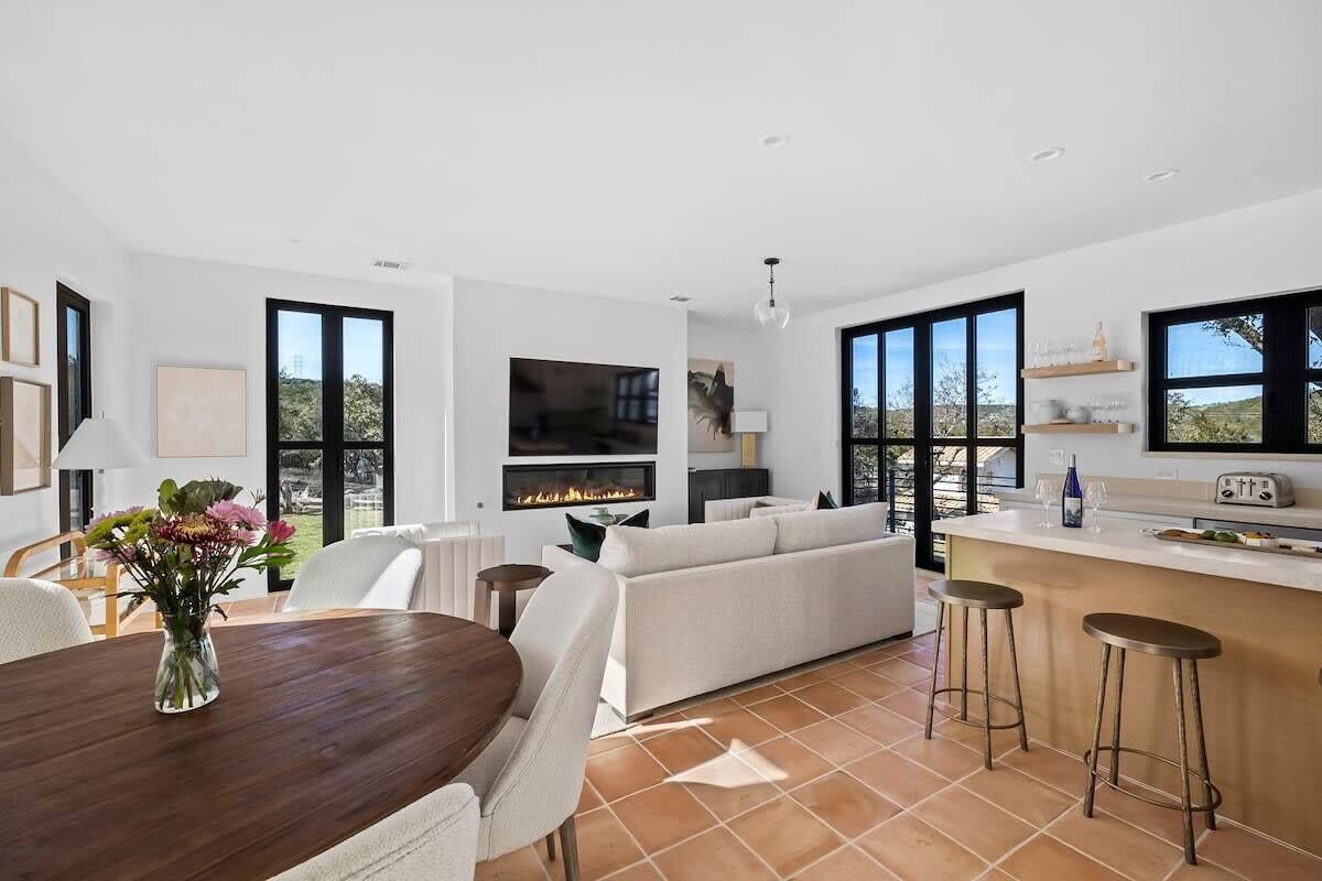 Televisión, chimenea y oficina 