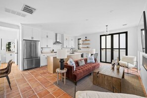 Télévision, cheminée, espaces bureaux