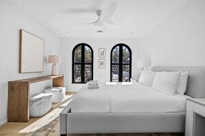 15 chambres, bureau, fer et planche à repasser, lit parapluie