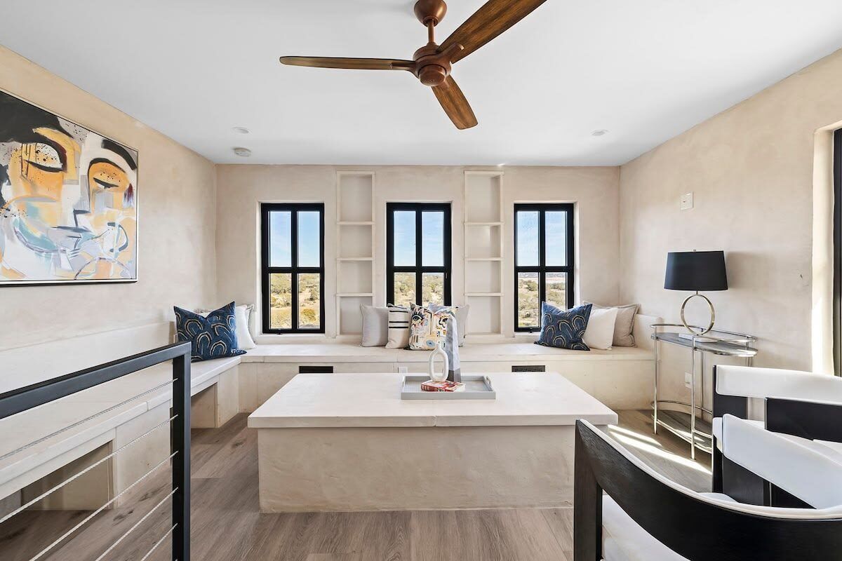 Televisión, chimenea y oficina 