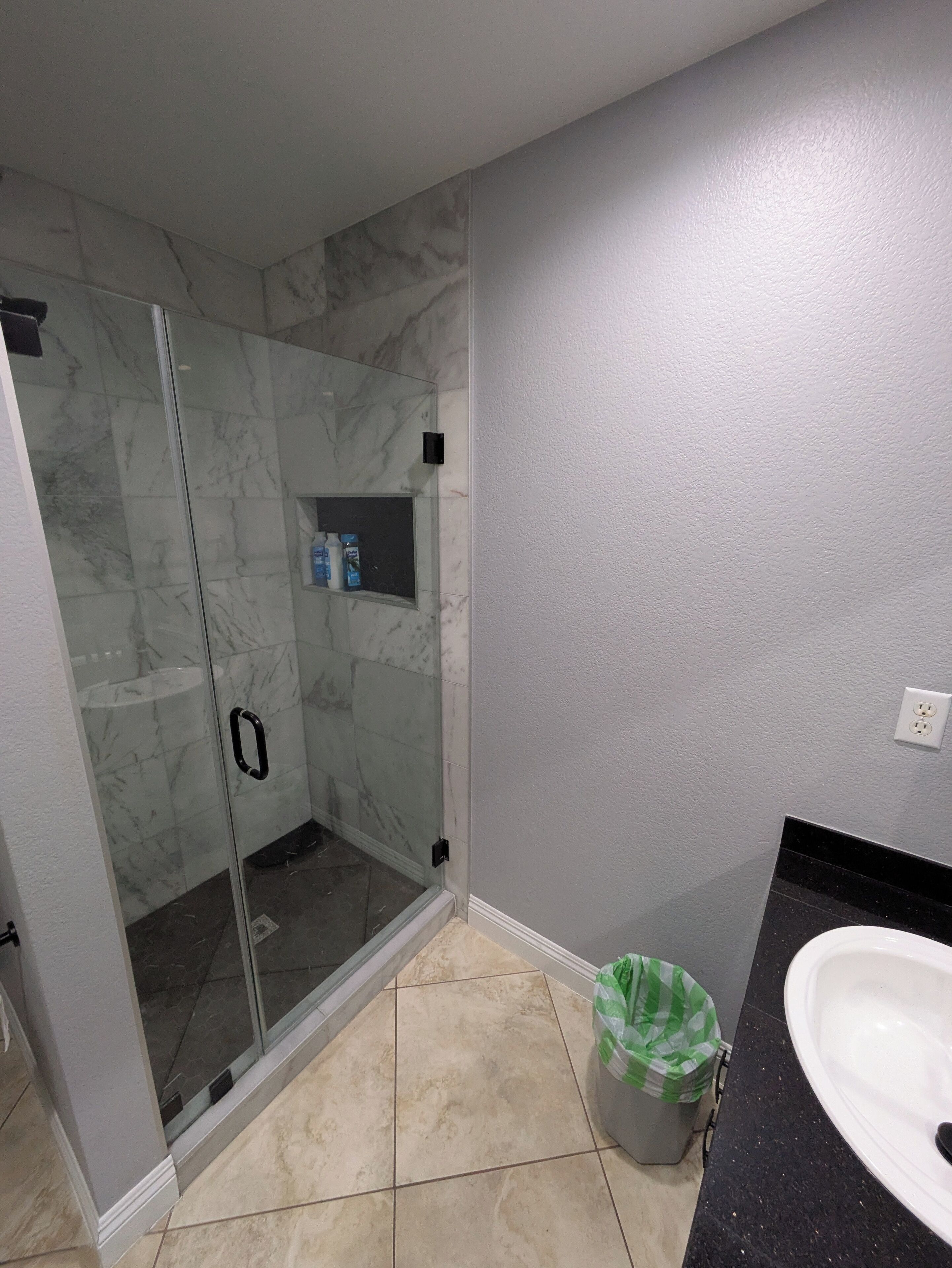 Dusche, Haartrockner, Handtücher, Seife